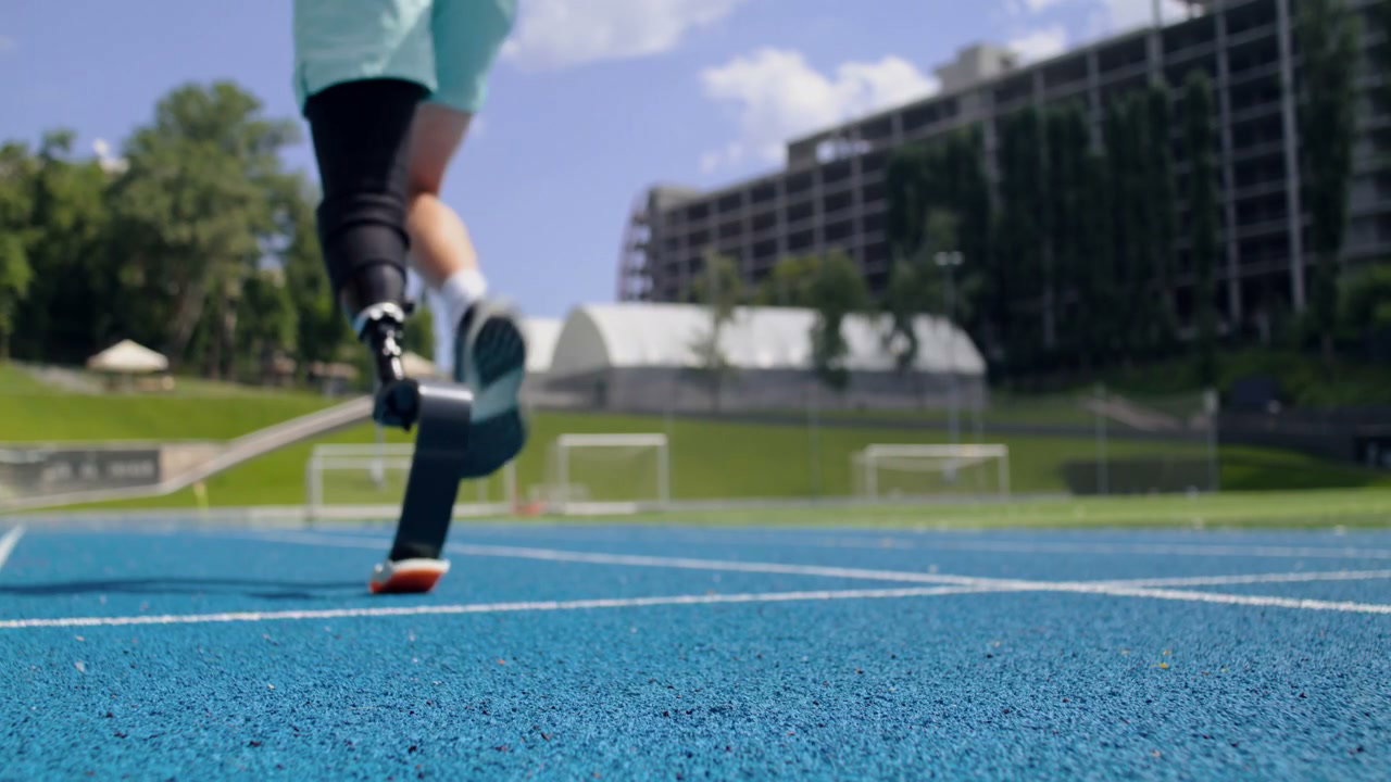 Prosthetic Runner Starts on Track