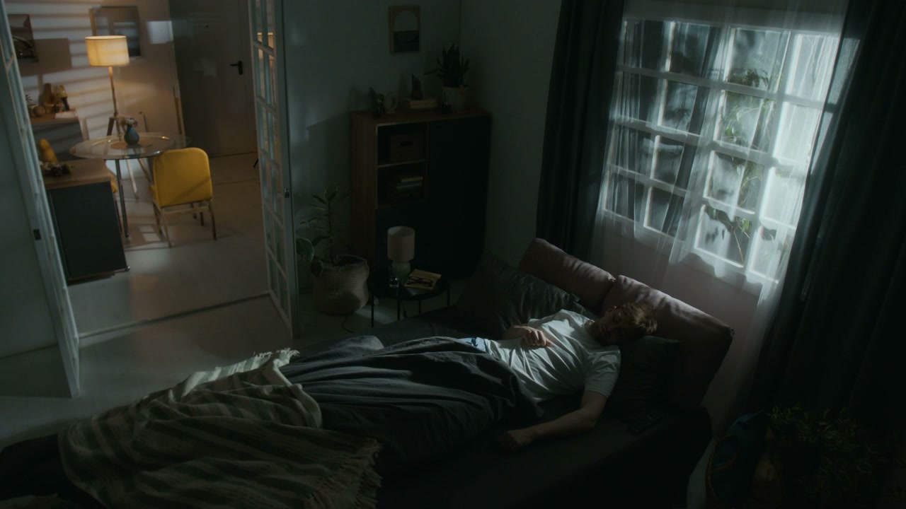 Man Wakes Up Scared to Flickering Lamp
