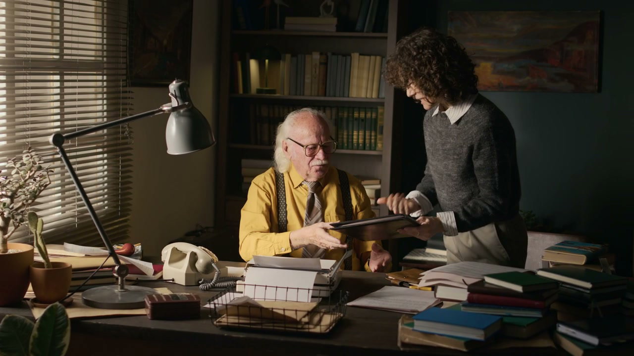 Senior Writer and Colleague Discuss Tablet