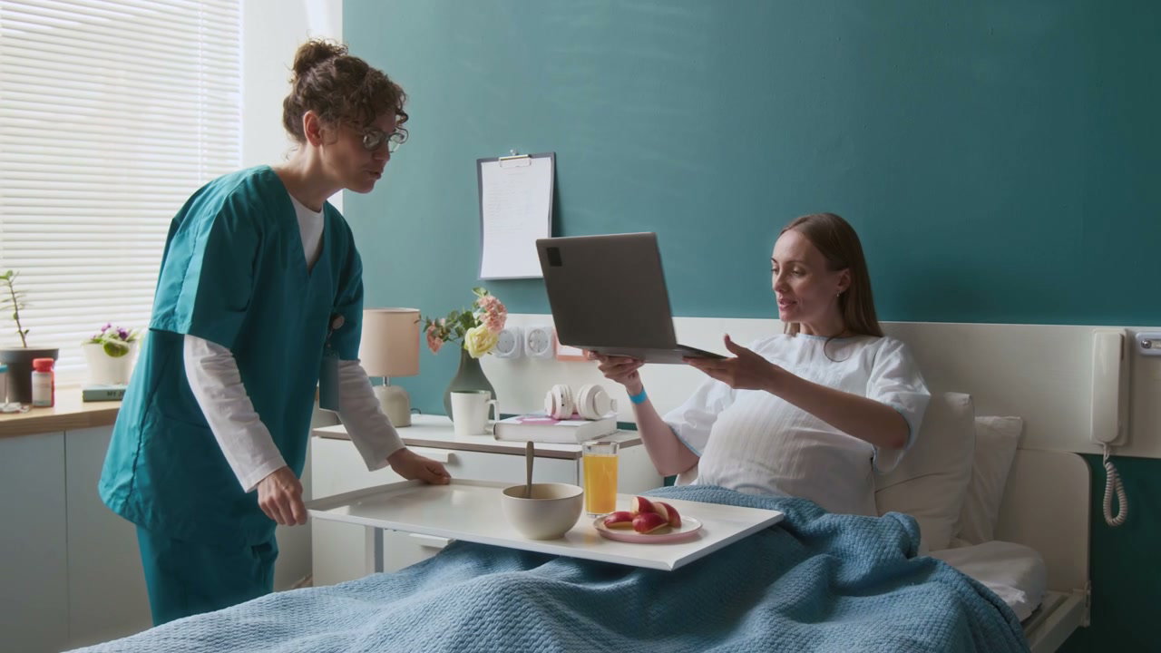 Nurse Brings Breakfast to Pregnant Patient in Hospital