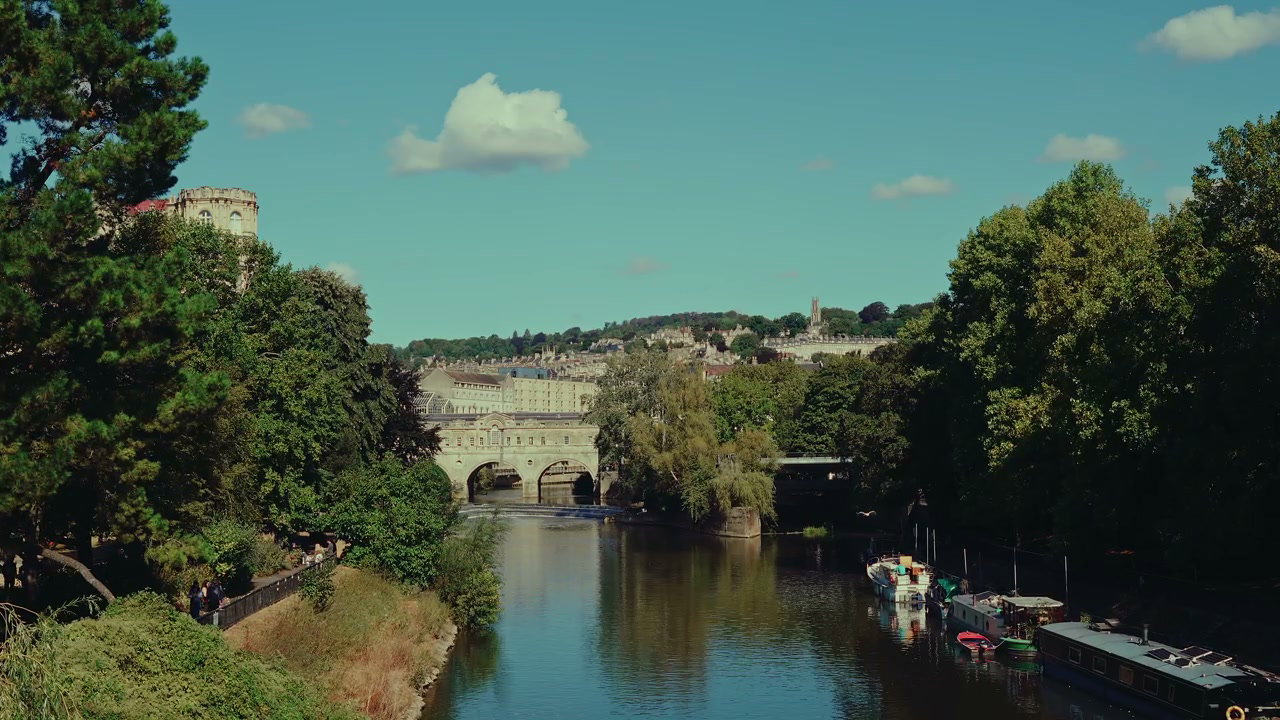 Pulteney Bridge over River Avon, Bath, England