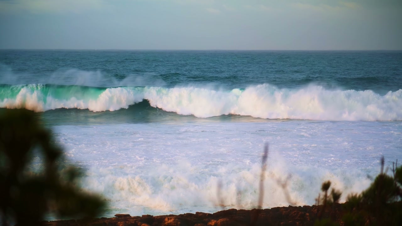 Large Ocean Waves Crashing